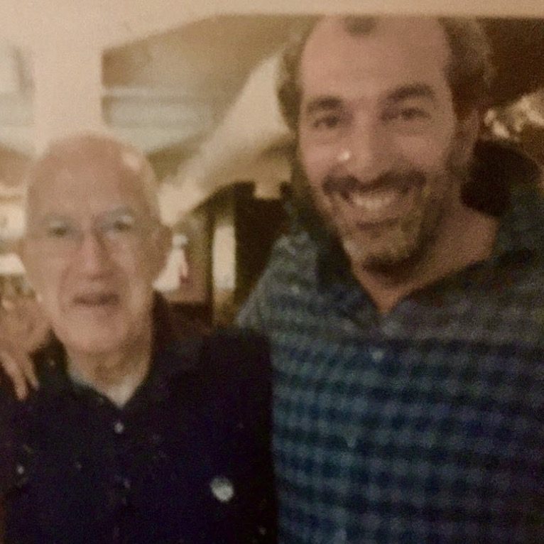 Pablo sonriendo junto a un hombre mayor