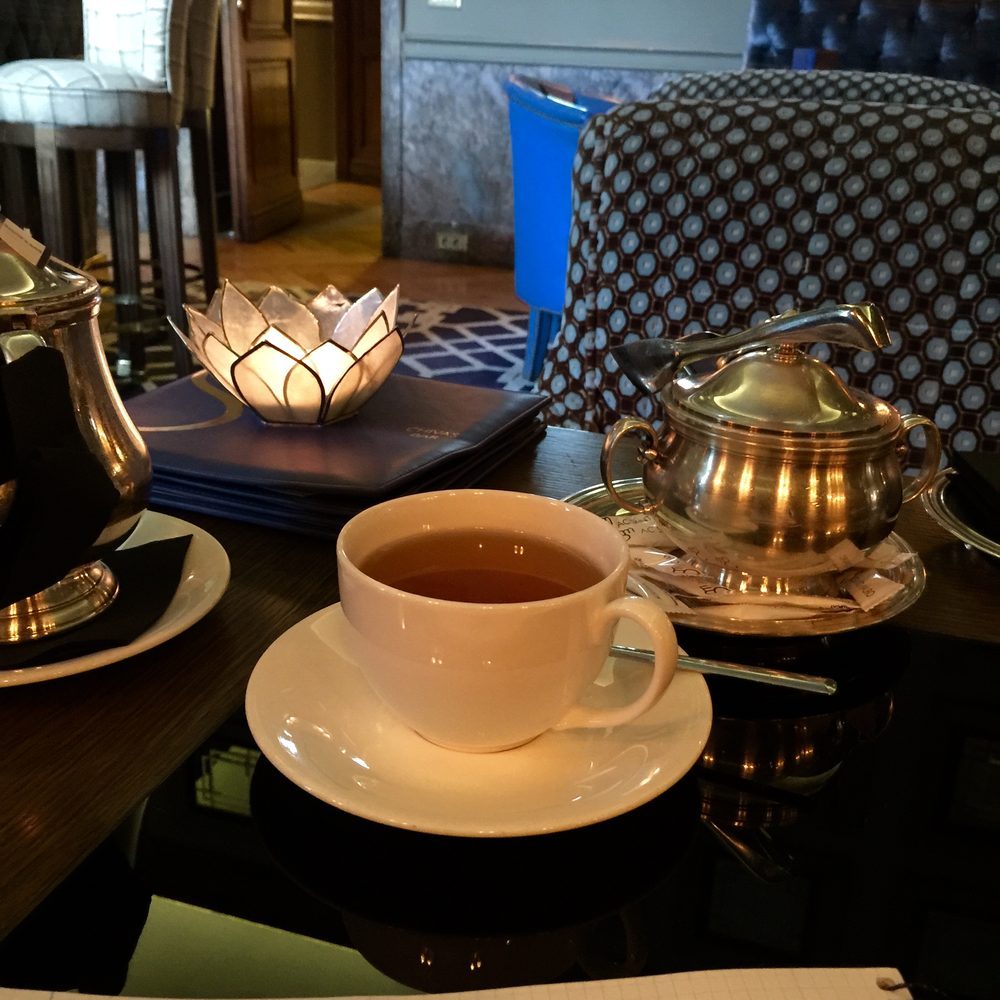 Una taza en la mesa del bar del Hotel Santo Mauro, junto a un cuaderno