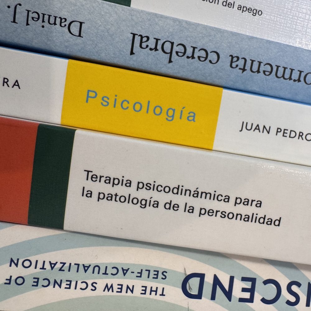 Libros de psicología apilados