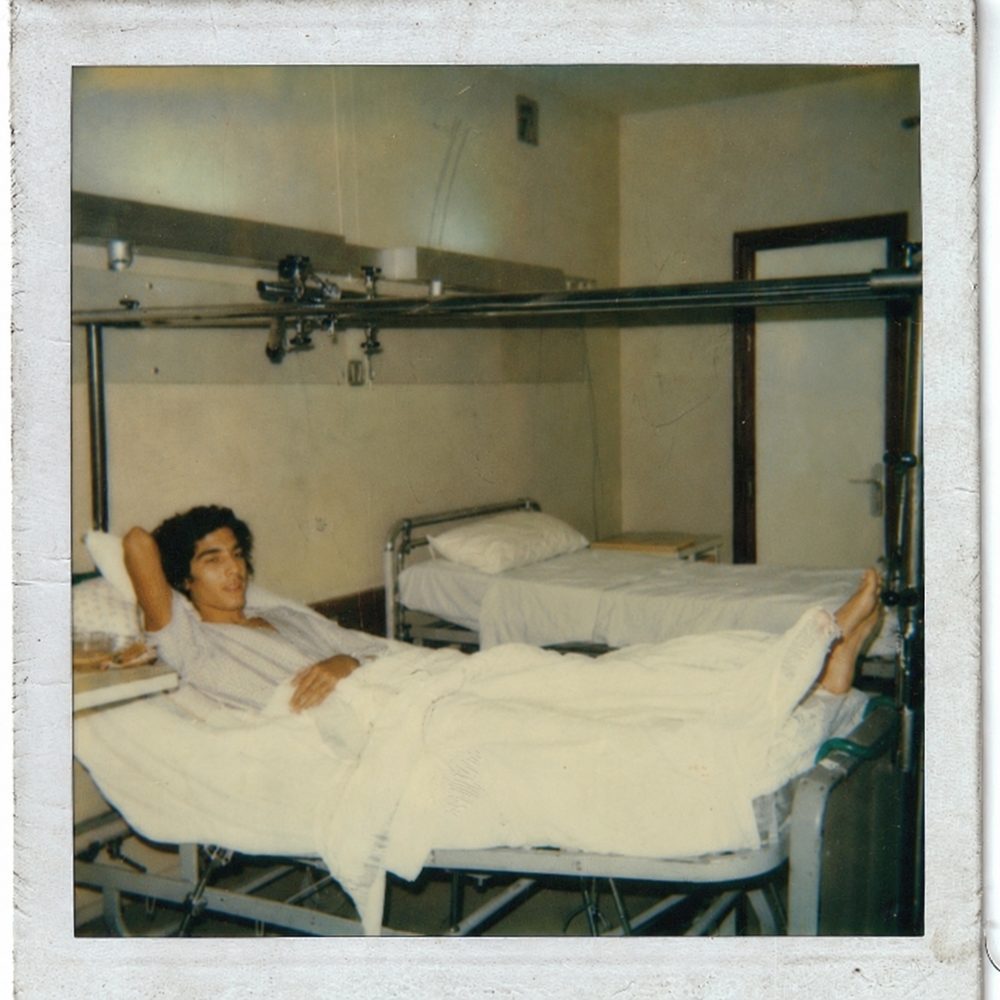 Pablo de joven en una cama de hospital
