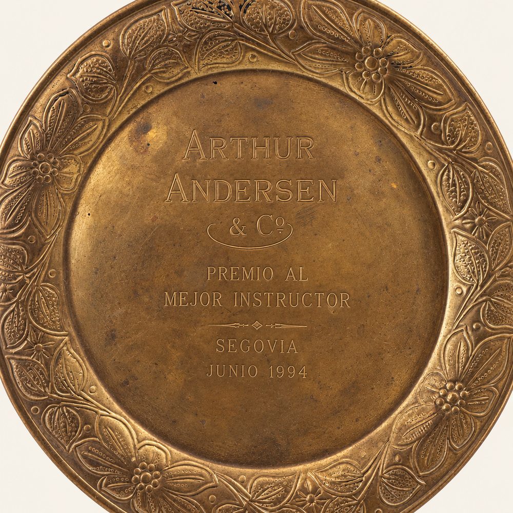 Bandeja de Arthur Andersen con el premio al mejor instructor, y Pablo trabajando con un compañero